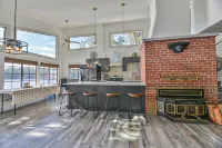 Year around  Bliss Lakehouse with hottub and deck