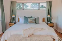 Big Deck Viewhouse: Central COS Hilltop Haven Hotels near Men's Wearhouse