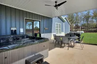 5 minutes to Beautiful Lake Texoma! Sleeps 12 people and Pet-Friendly!