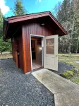 House in the Mountains w/ hot tub, sauna, pool table and more !! Table Mountain附近的飯店