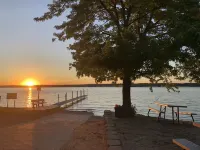 Lakeview Cabin- minutes from beach!