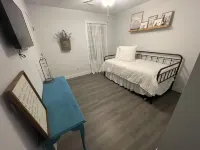 Simply Charming Nest-Nearly brand new, central, super clean, well appointed. Hotels near Flinn Memorial Stadium