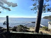 Castle Rock Lakefront Home, with pier, sand bottom, and wrap around deck - Homestays