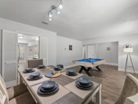 Stylish Villa-Near Stadiums, Large Pool,Pool Table Hoteles en Bedford