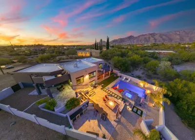 Backyard Oasis, Mountain Views, Resort Style Pool & Jacuzzi! Hotels near Tucson Clay Co-Op