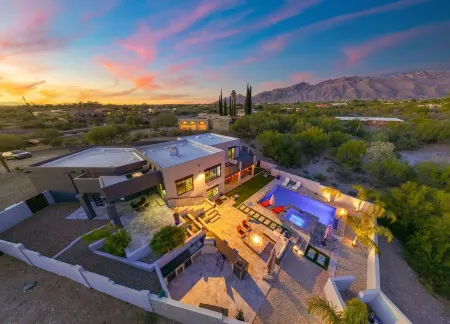 Backyard Oasis, Mountain Views, Resort Style Pool & Jacuzzi! Отели рядом с достопримечательностью «Tucson Clay Co-Op»