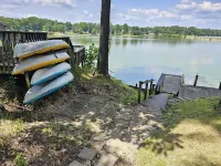 Peaceful Lake House Cabin 1, Kayaks Provided Free, Direct Water Access!