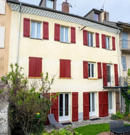 Large apartment on the 2nd floor in a townhouse