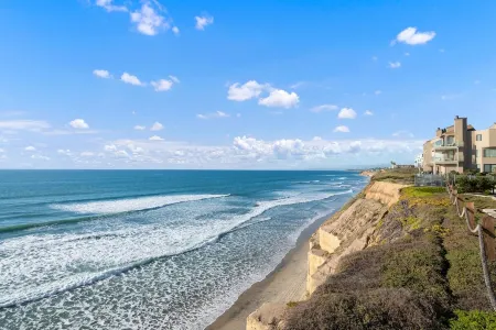 Live the Dream in Solana Beach with Ocean Views & a Short Stroll to the Beach Отели в г. Солана Бич