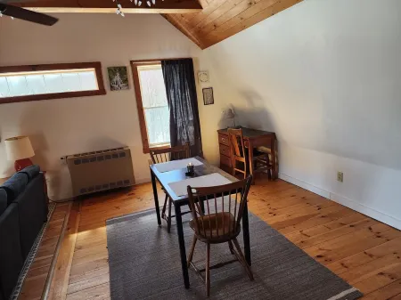 Charming rustic loft nestled near Lake Salem. Отели в г. Дерби