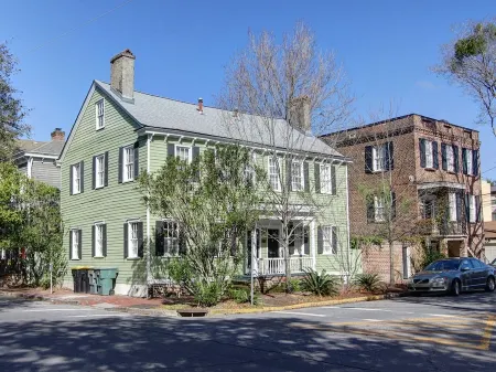 Cunningham House - Remodeled Townhouse on Greene Square with a Patio