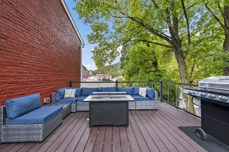 River view in Port Clinton! Minutes to Cabelas & Hawk Mountain!