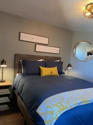 Cozy remodeled condo close to the Village!  호텔