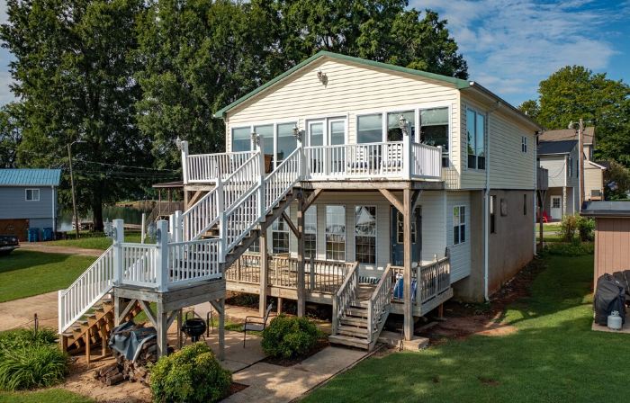 Lakefront, two bedroom, full bath. Relax, swim, kayak & fish on Lake Lookout.
