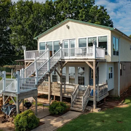 Lakefront, two bedroom, full bath. Relax, swim, kayak & fish on Lake Lookout. Отели в г. Клайнс