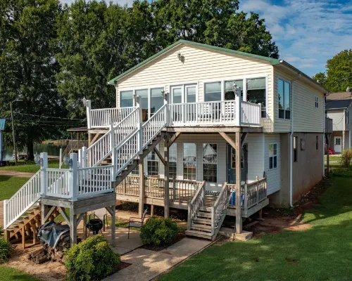Lakefront, two bedroom, full bath. Relax, swim, kayak & fish on Lake Lookout. Hotels in Clines