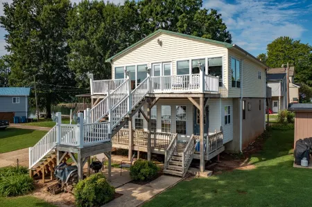 Lakefront, two bedroom, full bath. Relax, swim, kayak & fish on Lake Lookout.