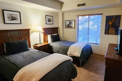 222 2BR/2BA,Main St/Town Lift/Pool Summer /Hot Tub all year Các khách sạn ở 