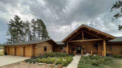 Grandpa’s Place. Exclusive, Stunning, Private Log Home. Firepit & Pond