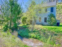 Peaceful downtown Sylva home, 3BR, porch, creek, Wifi Hotels in Sylva
