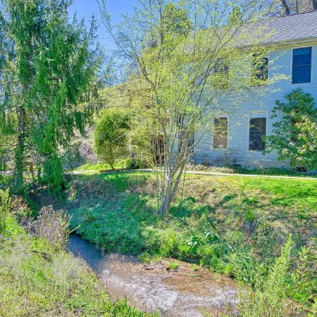 Peaceful downtown Sylva home, 3BR, porch, creek, Wifi Отели в г. Сильва