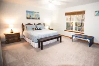 2 Primary Suites! 4.5BR Beaver Lakefront, Lake view. Hotels near Eureka Springs Music Park