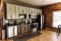 THE SEEKA SUITENEWLY RENOVATED! COZY & MODERN APARTMENT RIGHT ON COURT SQUARE!