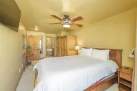 Ski-in Luxury Mountain Escape w/ Hot Tub & Breathtaking Views in Brian Head!