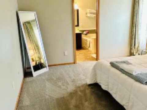 5 Bedroom Private Villa with Peloton Bike Hotels in Shakopee