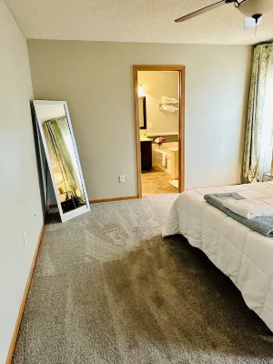 5 Bedroom Private Villa with Peloton Bike Hotel dekat Valleyfair