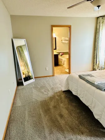 5 Bedroom Private Villa with Peloton Bike Отели в г. Шакопи