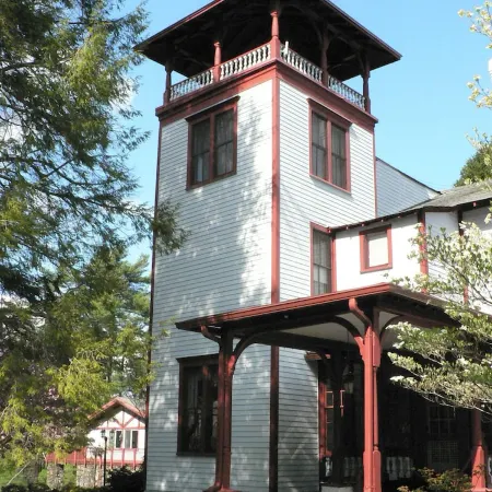 Three Cub Cottage in historic Flat Rock