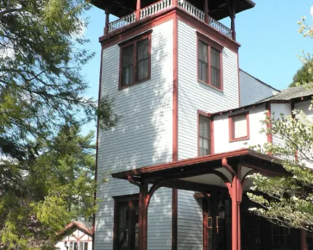 Three Cub Cottage in historic Flat Rock Hoteles en Flat Rock