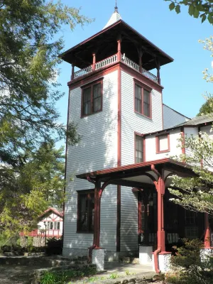 Three Cub Cottage in historic Flat Rock Hotels in Flat Rock