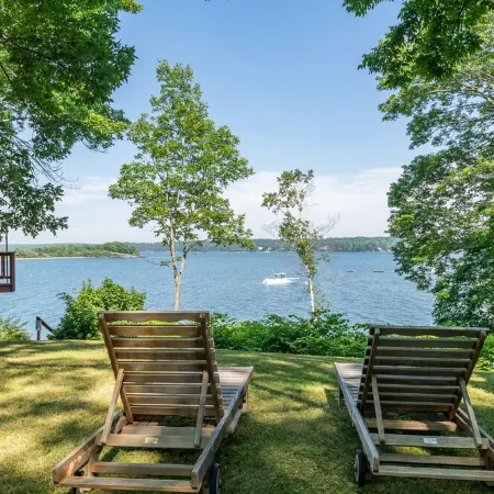 Bay-View. Waterfront Log cabin on the bay. Pet Friendly.