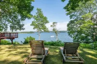 Bay-View. Waterfront Log cabin on the bay. Pet Friendly.