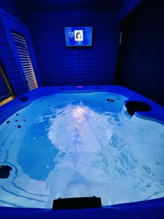 Varona's Sunshine : Relaxing Home with Hot tub Отели в г. Лейк-Чарльз