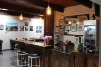 Charming Historical lodge across from Umpqua river