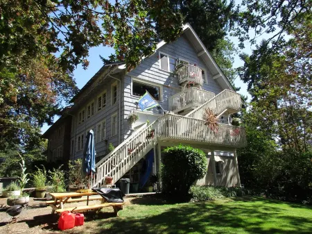 1-Bedroom Lakefront Vacation Unit Just 13 Minutes from Tacoma Dome