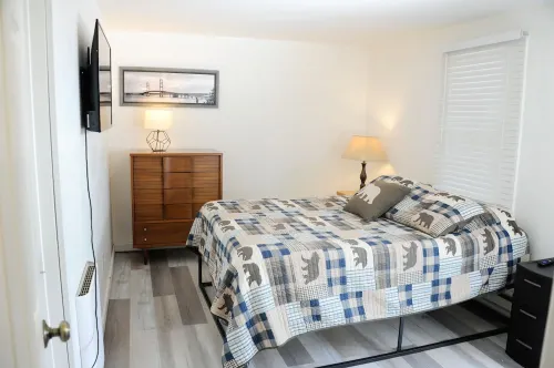 Gorgeous Remodeled 4Bed/2Bath Retreat with Private Trail to Lake Superior Beach! Hotels in Chippewa County