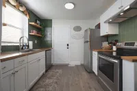 Cottage 2 mi to Broadway: King Bed, Fenced Yard