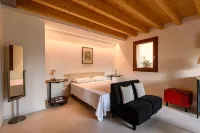 Dependance In Riva al Lago second floor Hotels in Marone