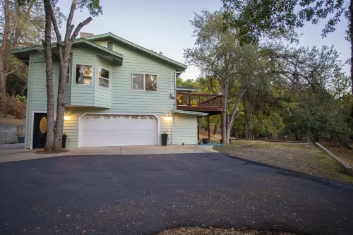 New Private Getaway  King Bed, Expansive Deck,Near Yosemit,Ski, Dodge Ridge,Bear