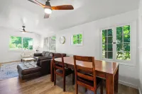 Sanders Beach Getaway. Walk to beach & DT CDA