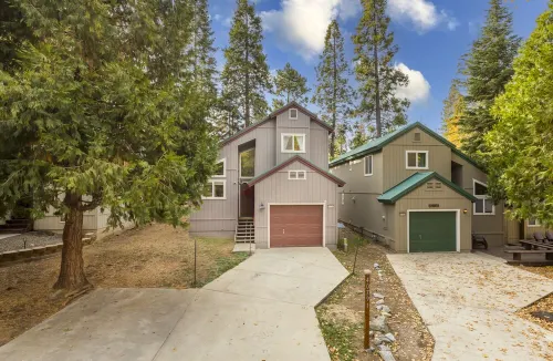 Modern Family Cabin with Gas Fireplace, WIFI + EV CHARGER