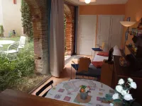 Very quiet apartment with garden in medieval residence in the heart of town Hotel a Cahors