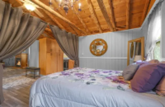 Cabin, rustic elegance w/ hot tub, lake access