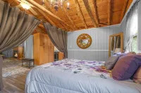 Cabin, rustic elegance w/ hot tub, lake access