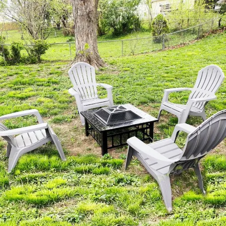 Cozy home in St. Joseph, MO that is centrally located to hospital & university!