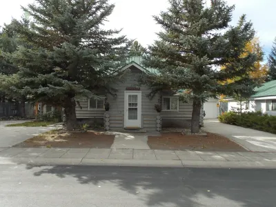 The White Buffalo rustic cabin located in the middle of West Yellowstone, MT 西黃石機場附近的飯店